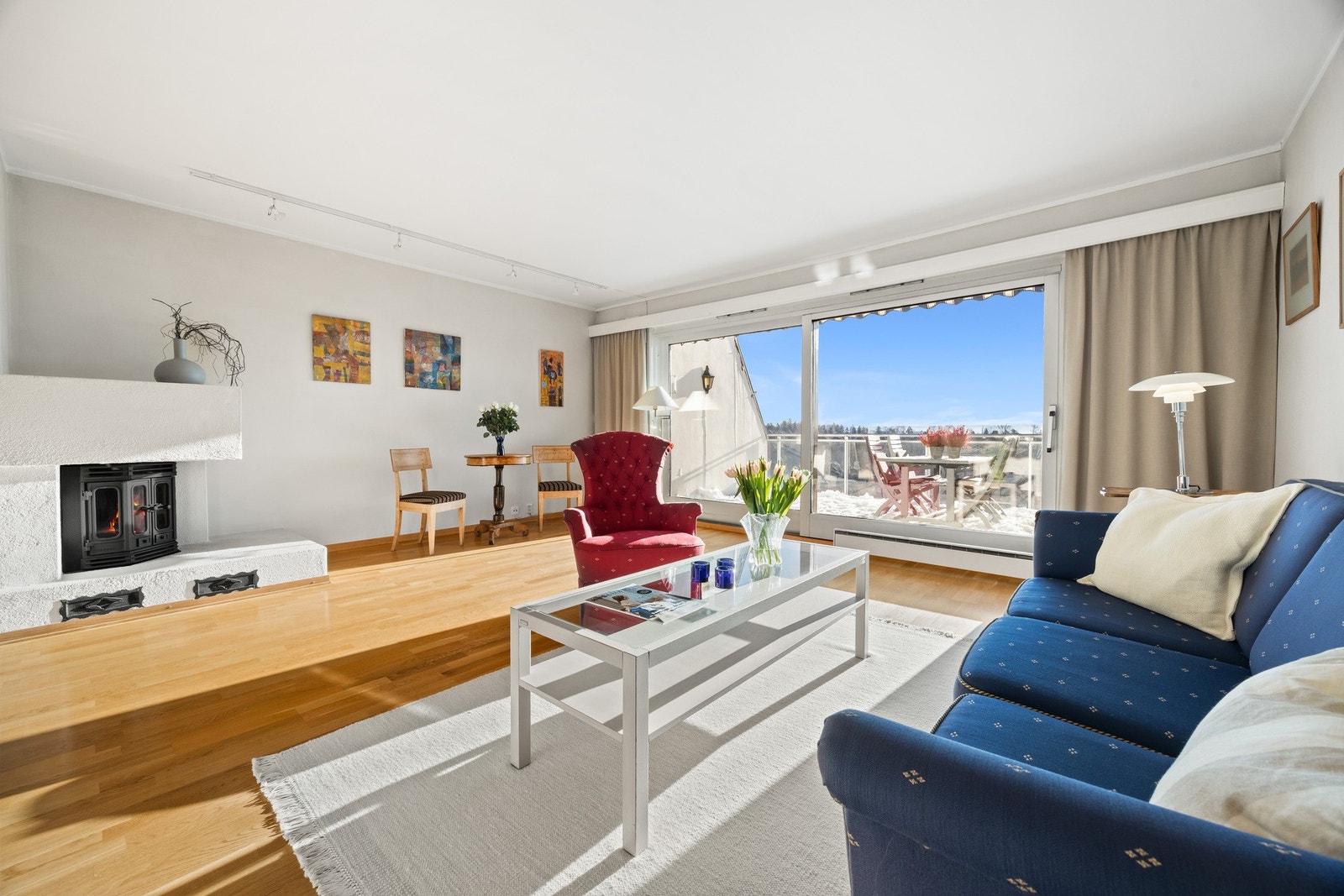 Stuen i mellometasjen er lys og romslig Galleribilde