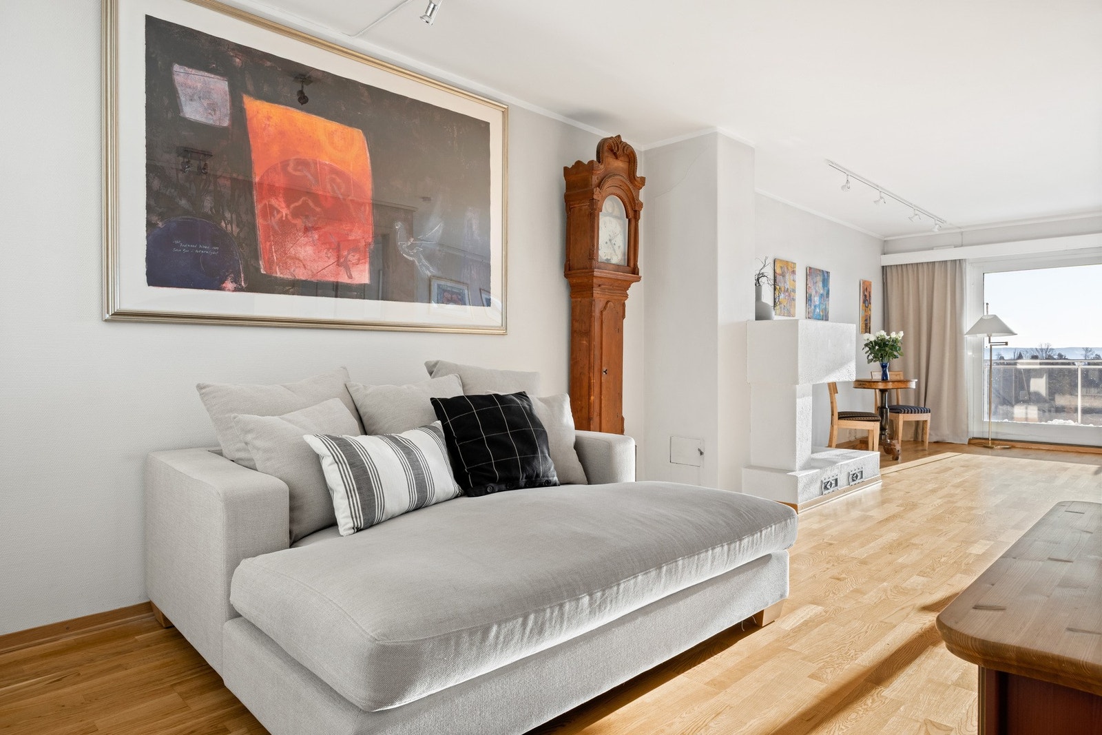 Det er flere soner i stuen, med god plass til lounge, hjemmekontor, spisebord eller annet Galleribilde