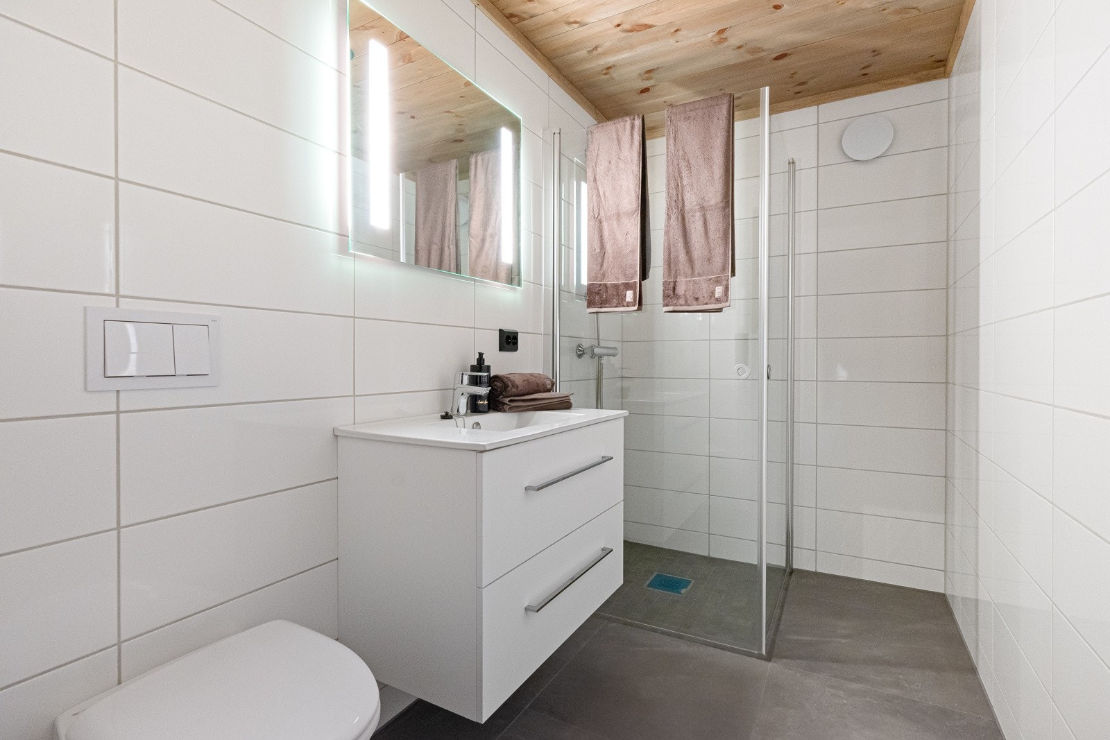 Det andre badet ligger i den andre fløyen med to soverom og TV-stue. Galleribilde