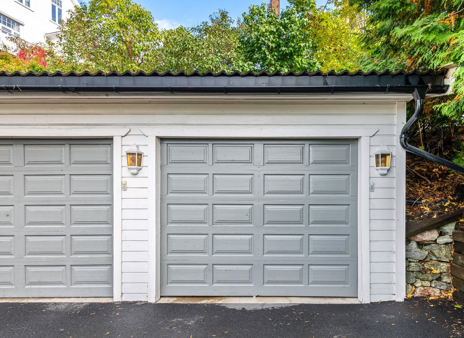 Garasje med lader og lagringsplass Galleribilde