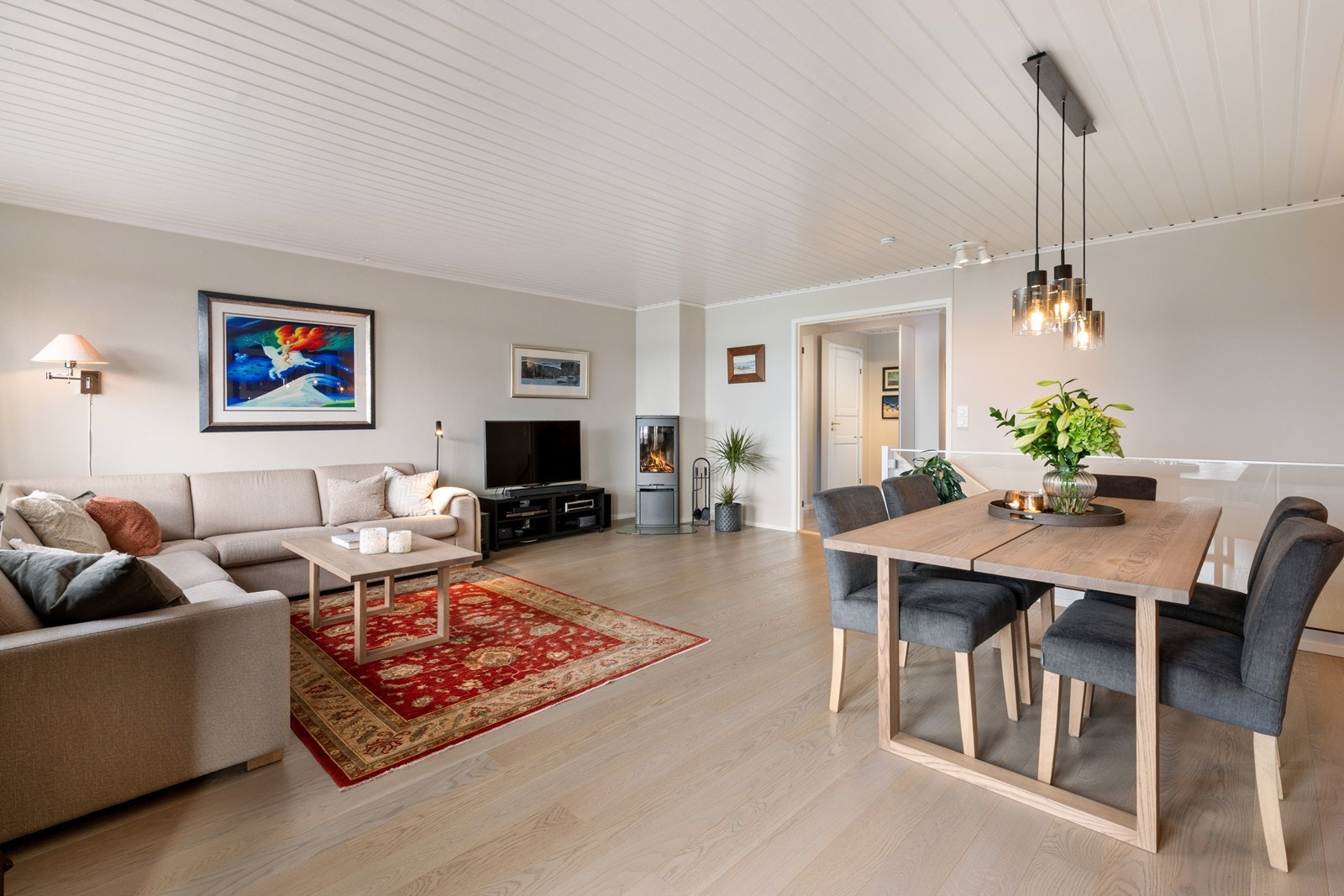 Boligen har en barnevennlig og fin planløsning Galleribilde