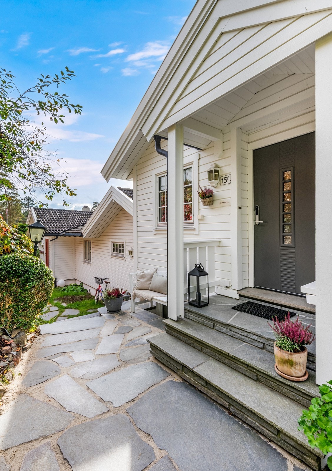 Yale Doorman montert på ytterdør med kodelås Galleribilde