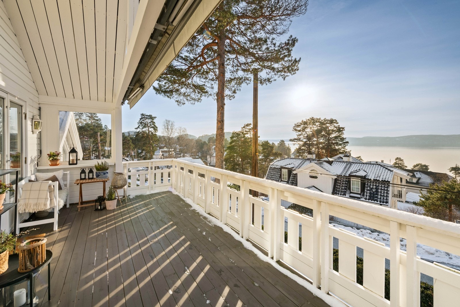 Større balkong på 18 kvm med utgang fra stue Galleribilde