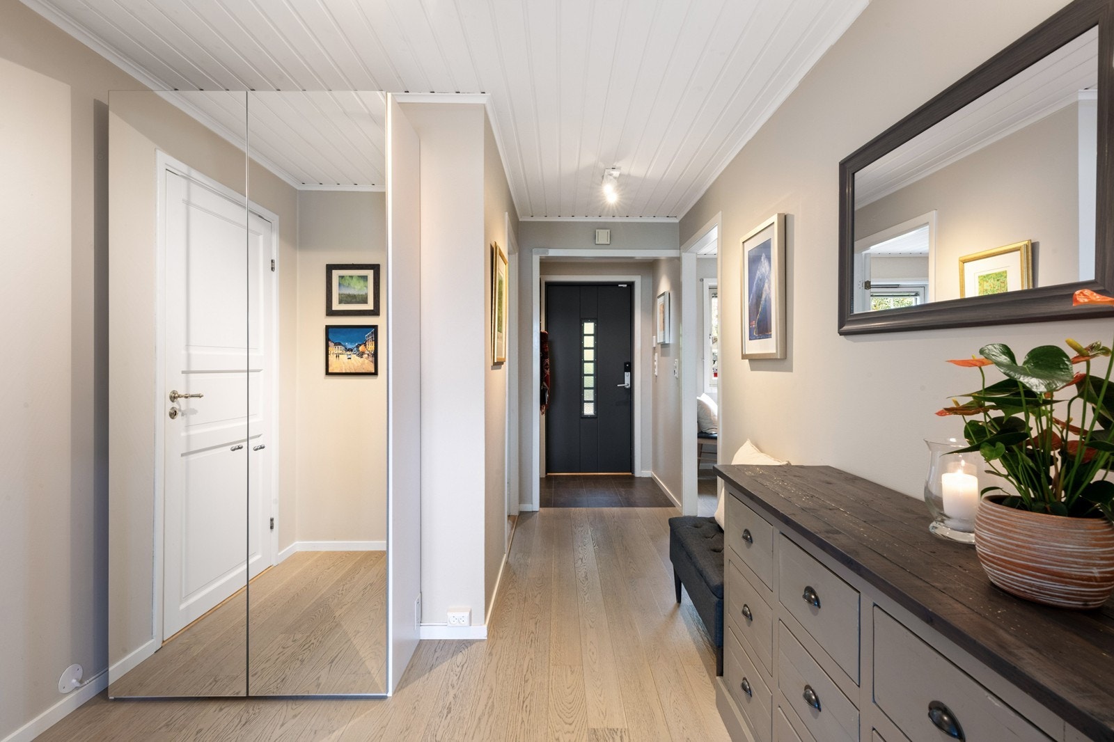 Innbyende og hyggelig entré med gang med garderobeløsning Galleribilde