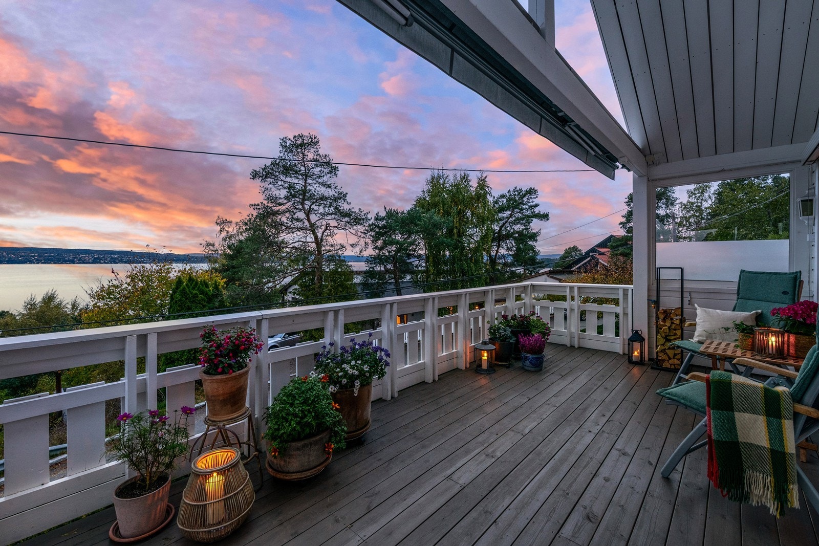 Vestvendt uteplass med flott fjordutsikt Galleribilde