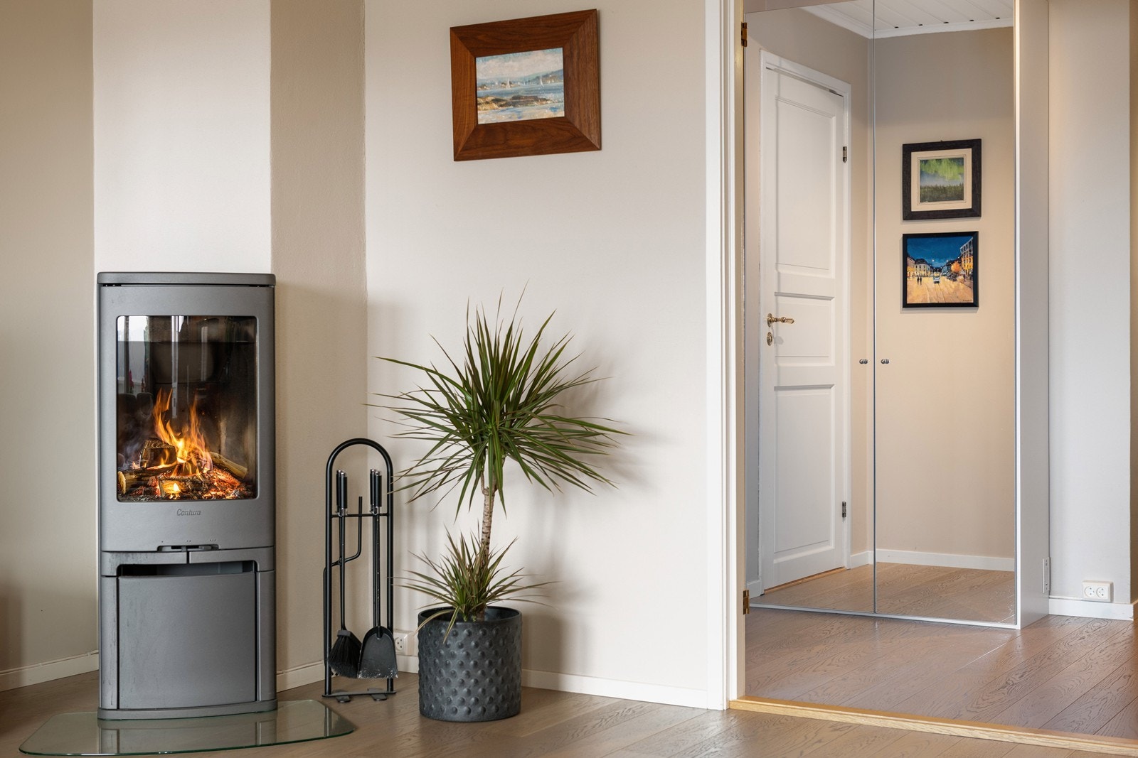 Peisovn for kalde vinterdager i hjørnet av stuen Galleribilde