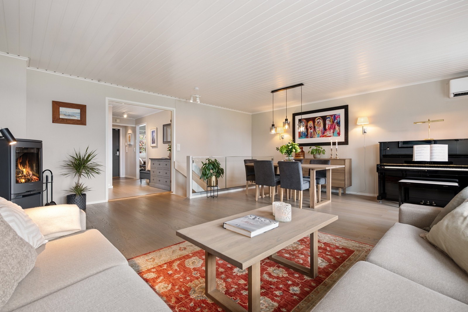 God plass til både større stue- og spisestueinnredning i stue Galleribilde