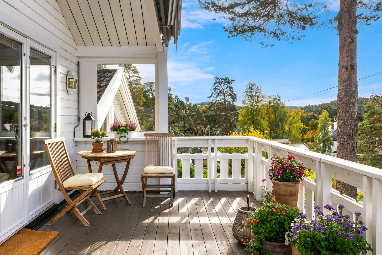 God plass til både grill, spisebord og solsenger Galleribilde