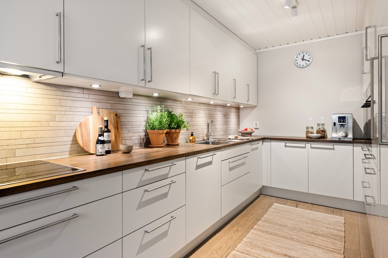 Godt med skap- og benkeplass på kjøkken Galleribilde