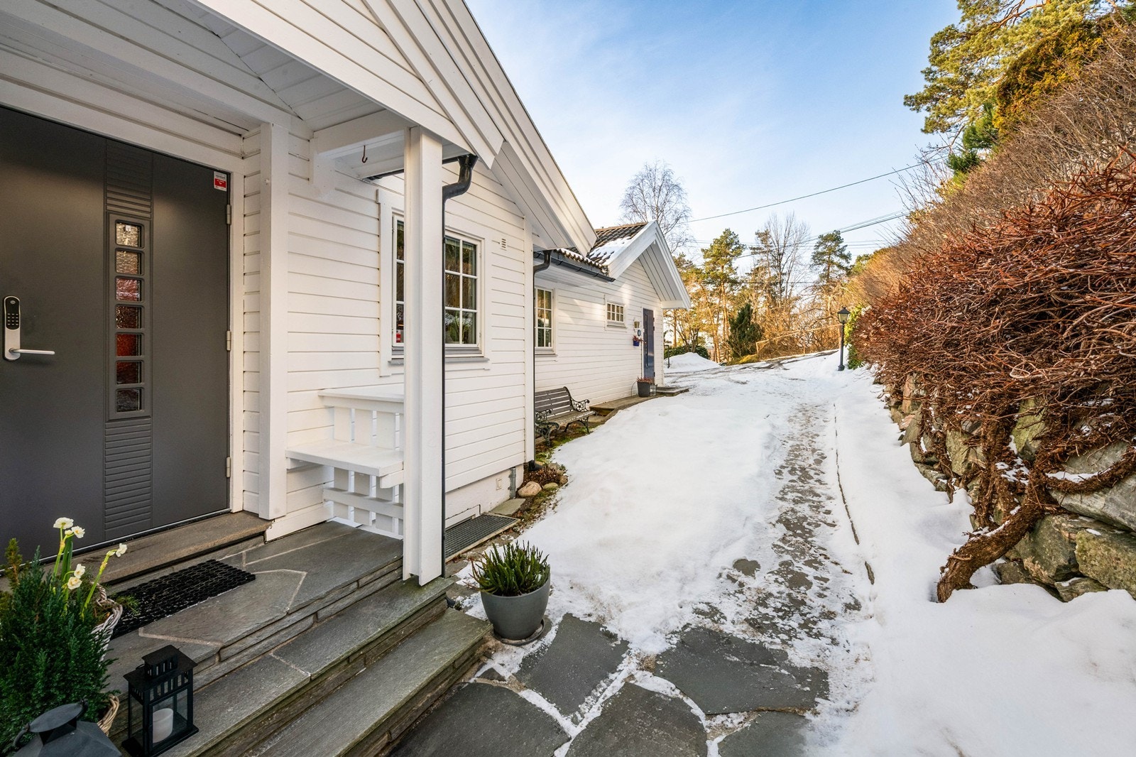 Heller og stentrapp opp til inngangsparti med benk Galleribilde