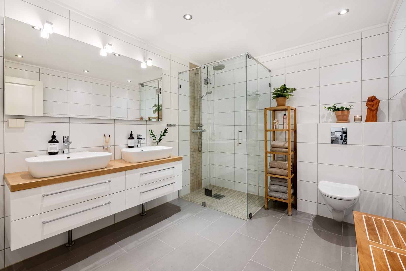 Lyst og lekkert familiebad fra 2011 i underetasje Galleribilde