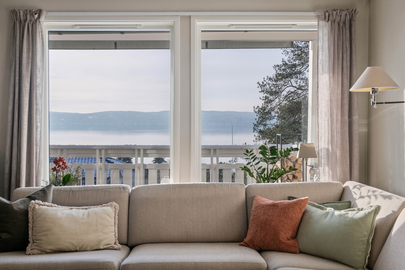 Store vindusflater og utsikten gjør rommet lyst og luftig Galleribilde