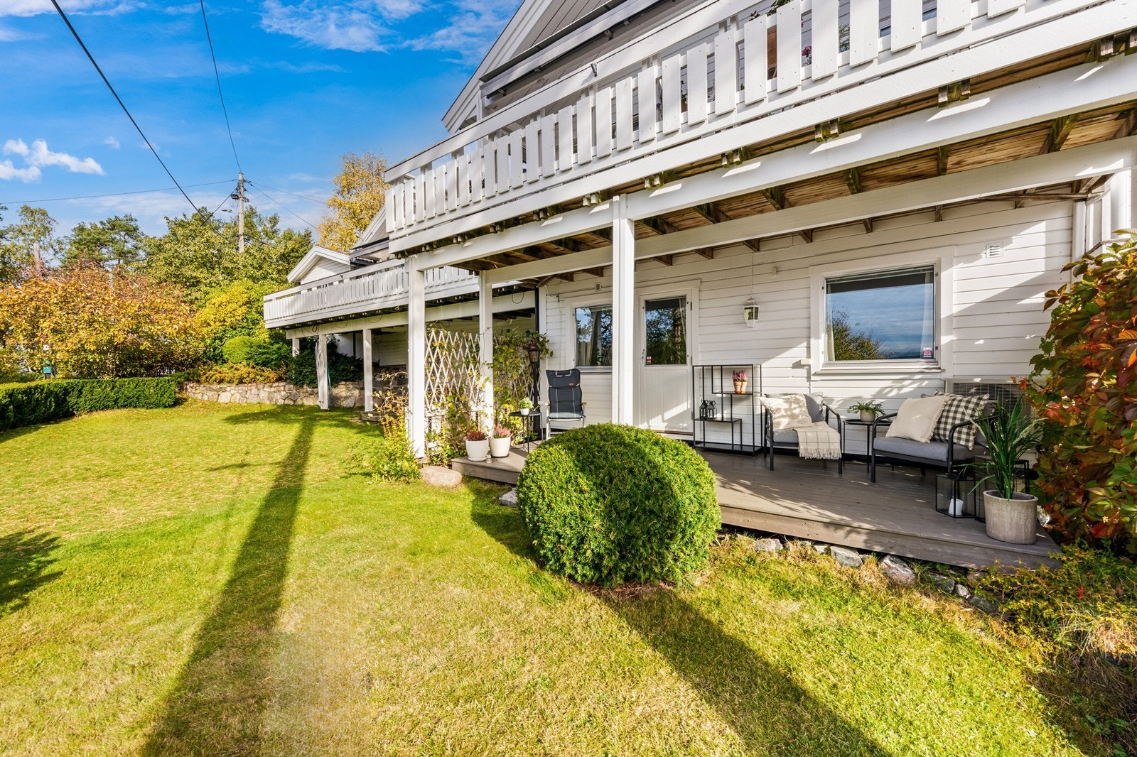 Begge uteplassene og hage vender mot vest Galleribilde