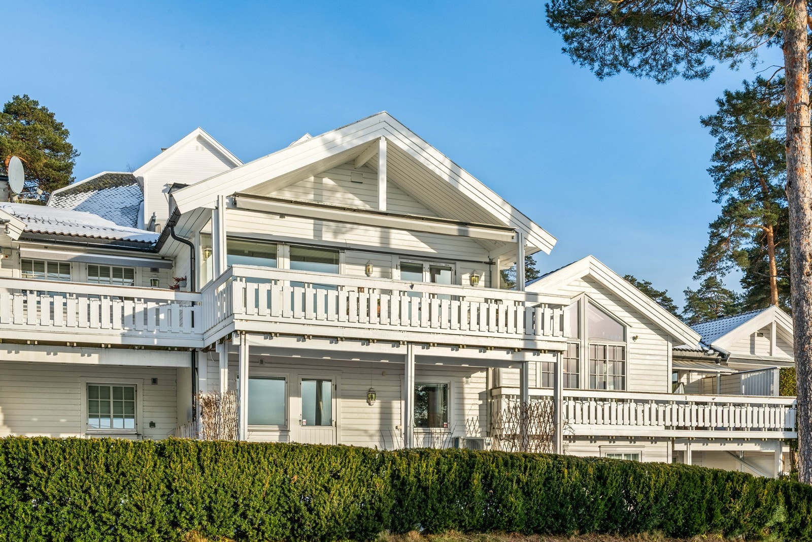 Boligen har en svært attraktiv beliggenhet i veletablert og idyllisk villaområde på Ljan Galleribilde