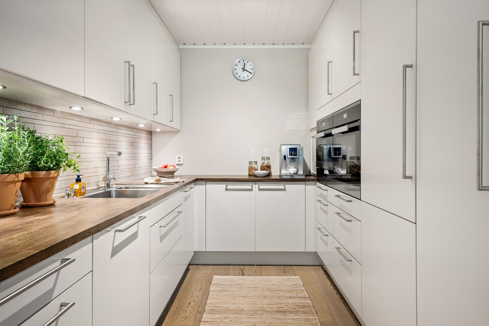 Kjøkkenet er godt utstyrt med integrerte hvitevarer Galleribilde