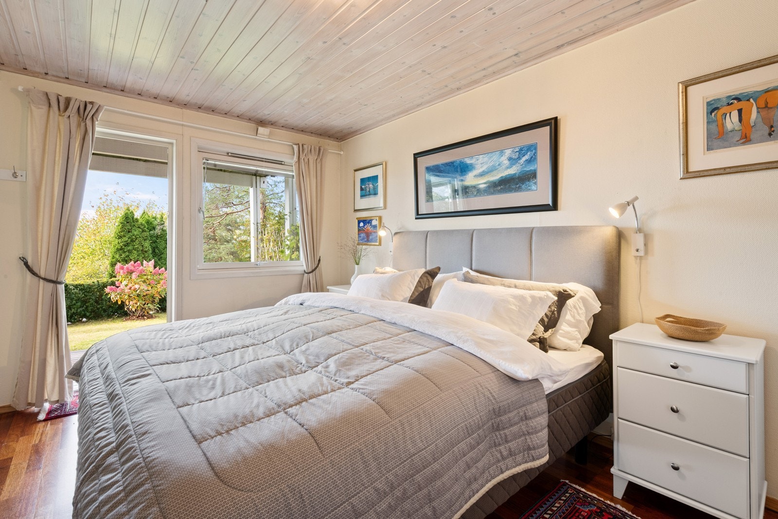 Boligen har tre fine soverom hvorav ett i hovedetasjen og to i underetasje Galleribilde