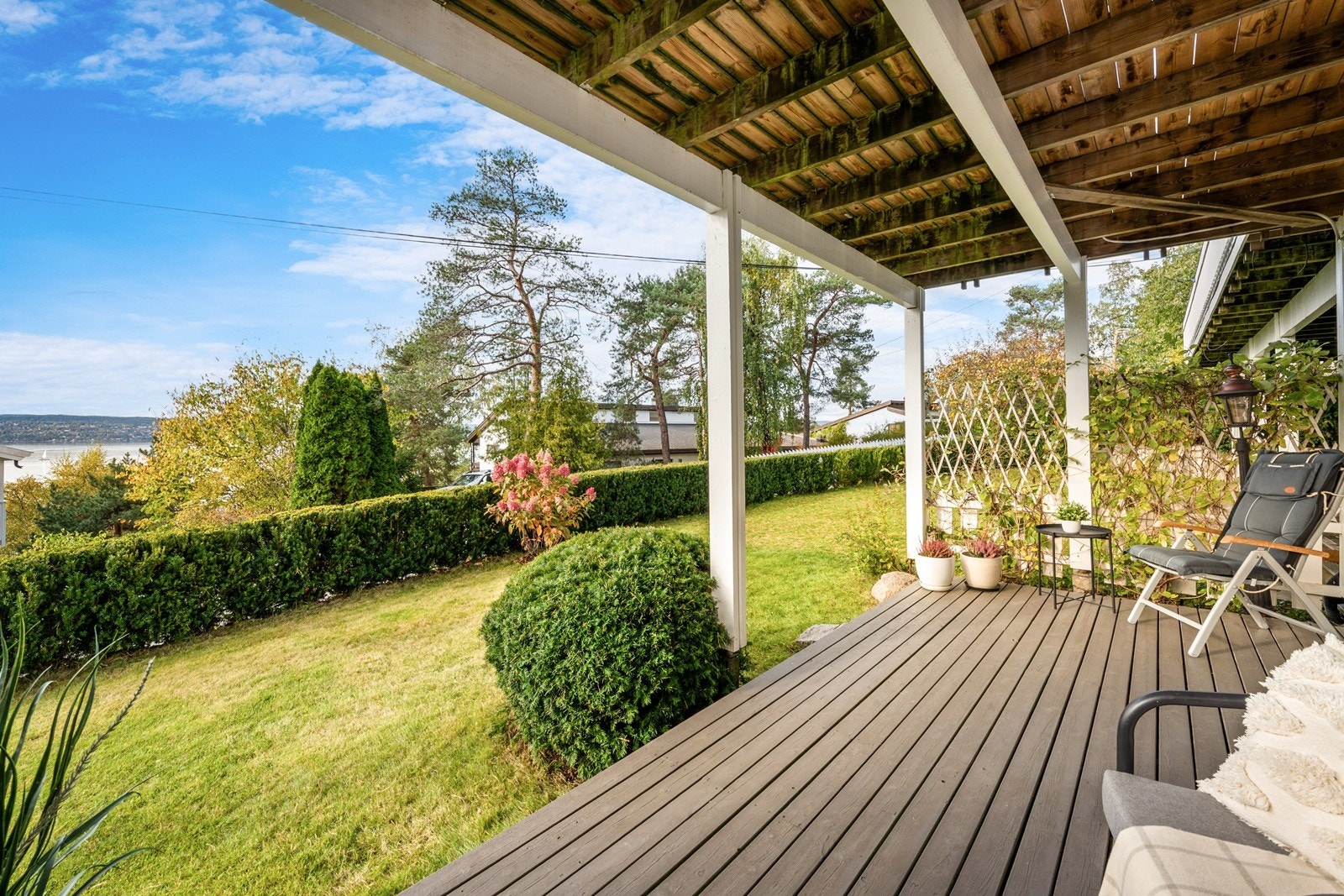 Hovedsoverom med utgang til solrik markterrassen Galleribilde