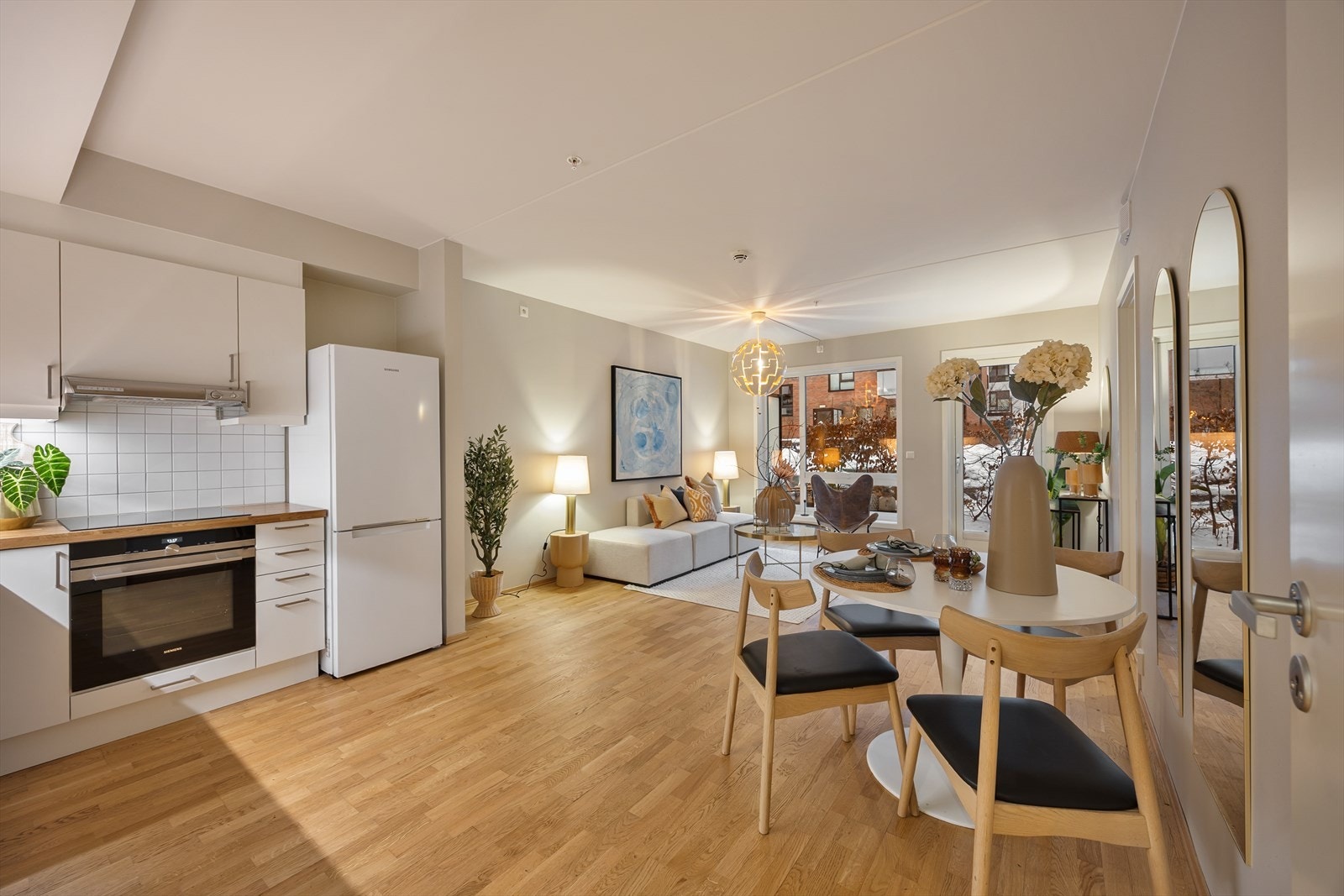 Her presenteres en gjennomgående 3-roms leilighet med åpen stue- og kjøkkenløsning. Galleribilde