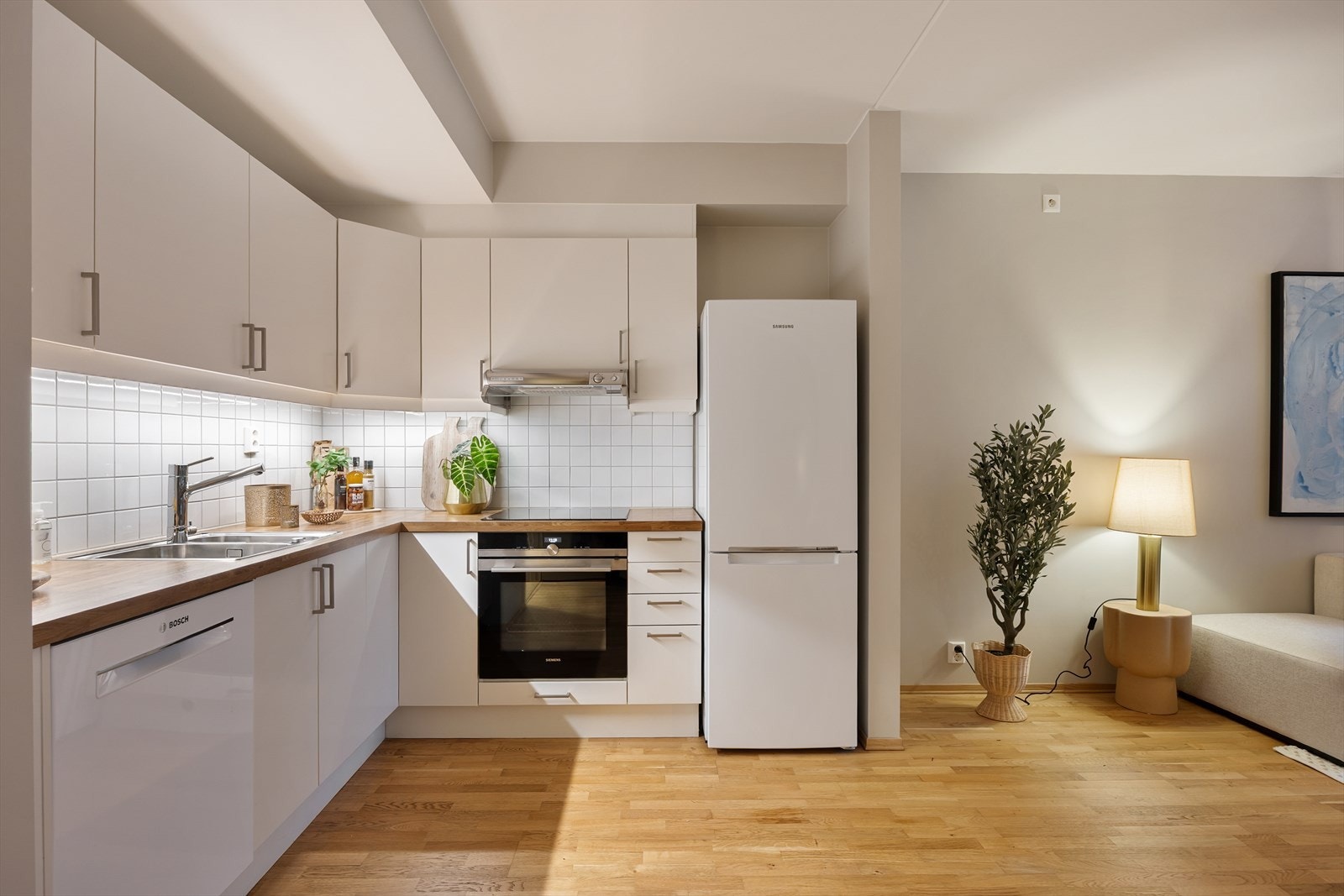 Kjøkkeninnredningen har glatte, lyse fronter og laminatbenkeplate. Galleribilde