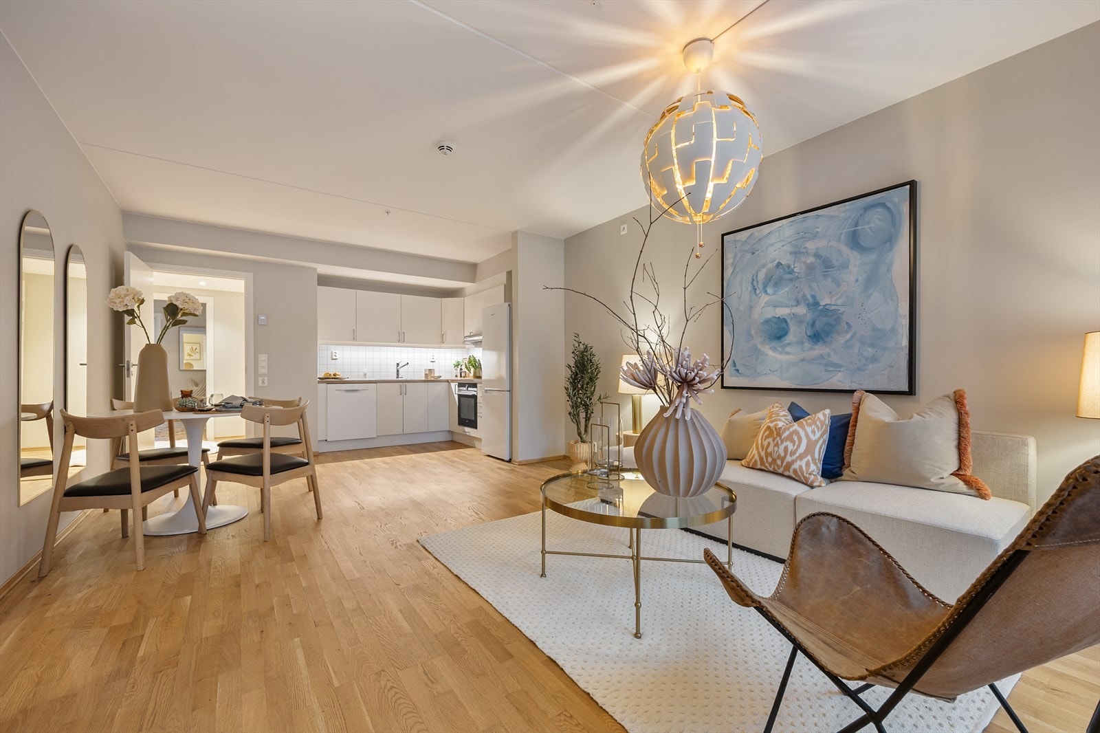 Den gjennomgående eikeparketten binder sonene sammen på en elegant måte. Galleribilde