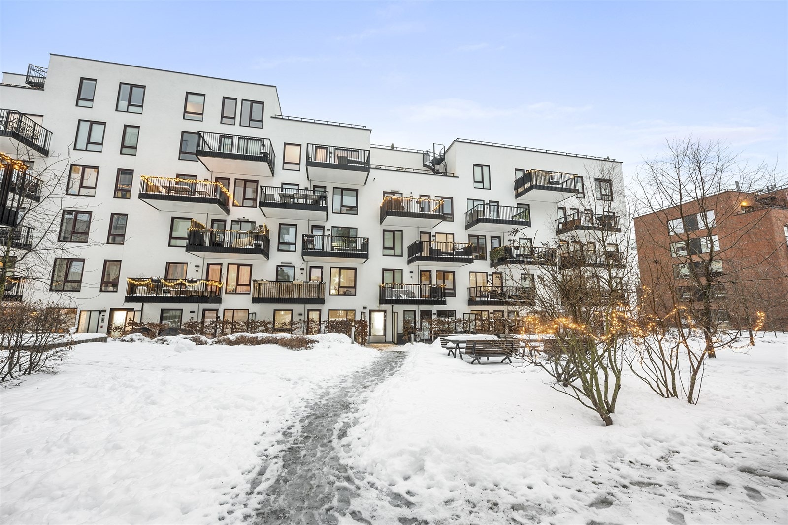 Leiligheten ligger i et moderne leilighetsbygg. Galleribilde