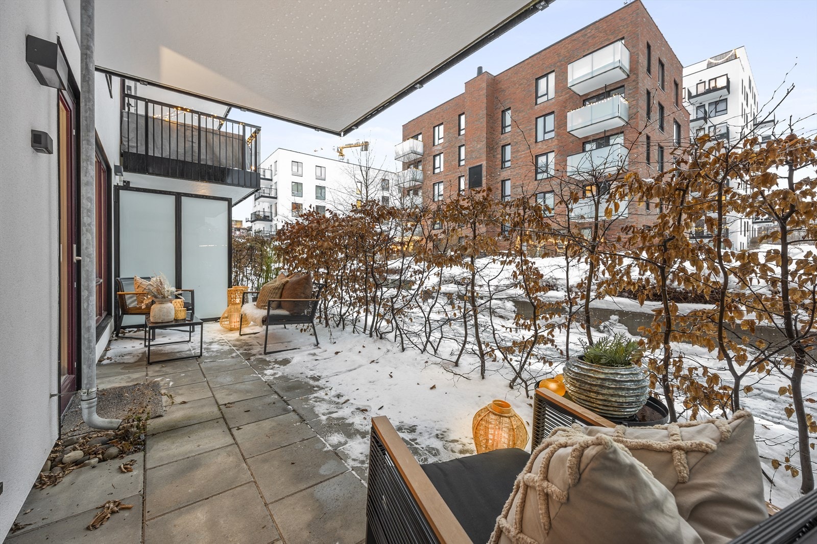 Den private markterrassen er en forlengelse av stuen på varme dager. Galleribilde