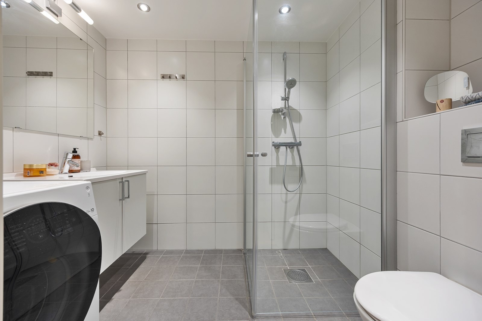 Badet er helfliset og utstyrt med servantinnredning, vegghengt toalett og dusjhjørne. Galleribilde