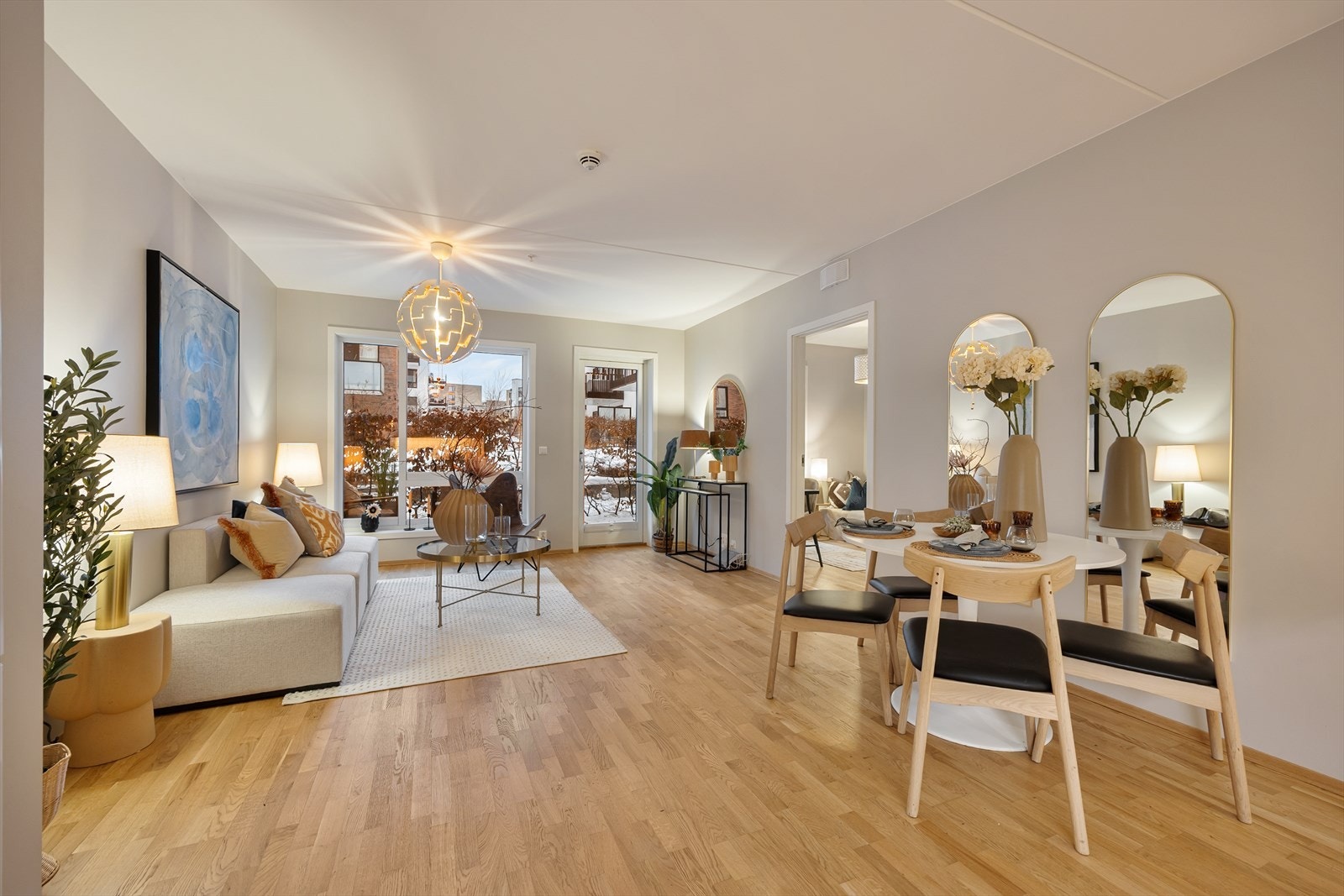 Velkommen til Bøkkerveien 24B!
Stuedelen har god plass til sofagruppe og tilhørende møblement.
Foto: Espen Edin/Imageday Galleribilde