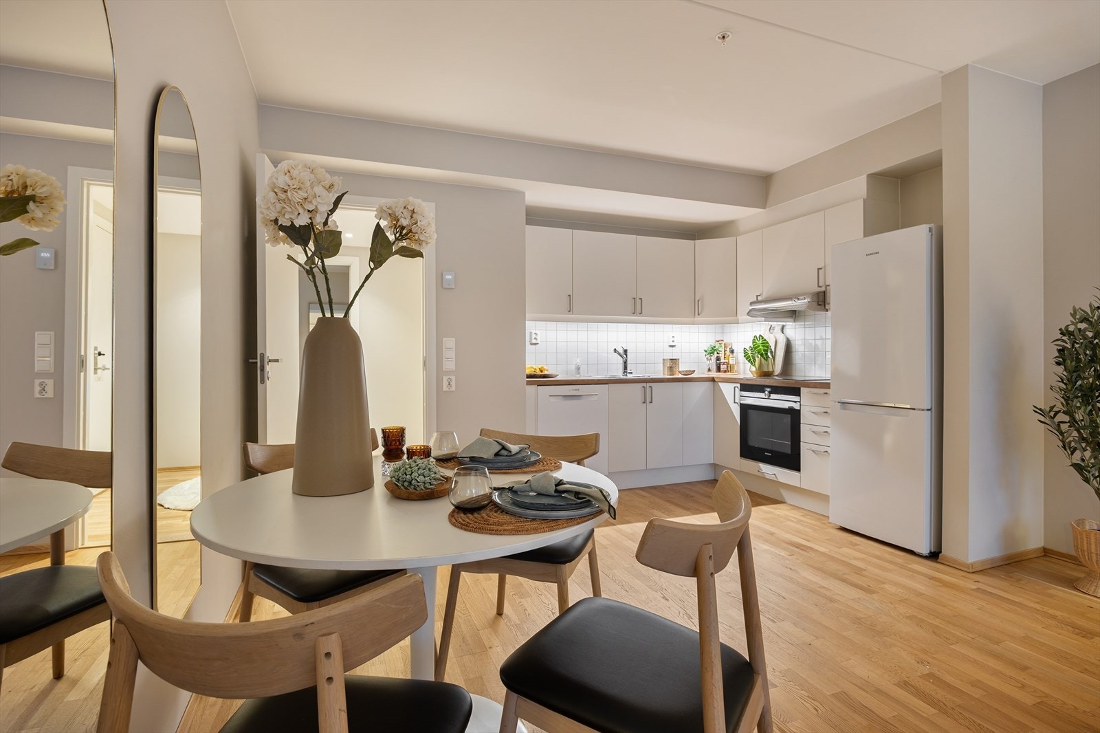 Den åpne løsningen gir en sosial sone med plass til en naturlig spiseplass. Galleribilde