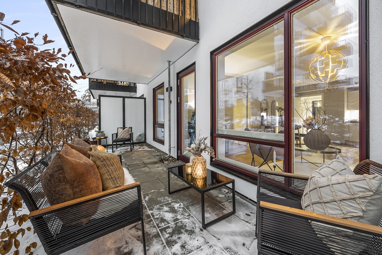 Store vinduer fra stuen gir godt utsyn til nærområdet. Galleribilde