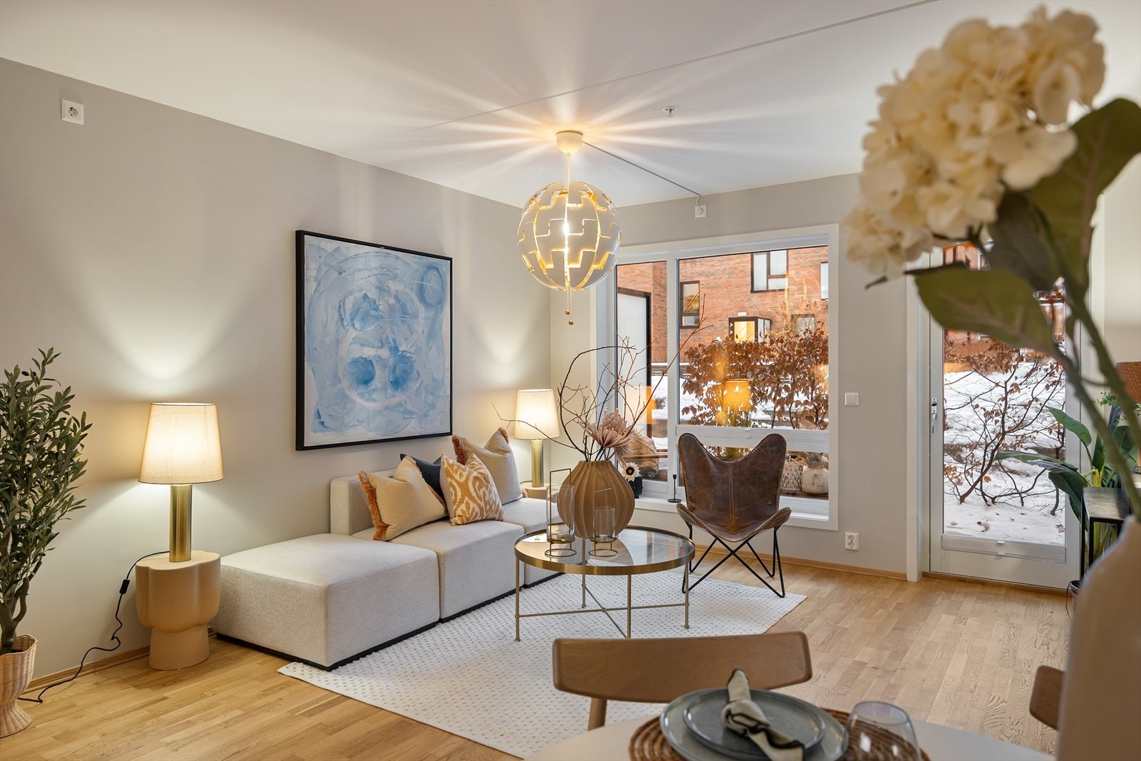 Store vindusflater slipper inn naturlig lys og gir en luftig romfølelse. Galleribilde