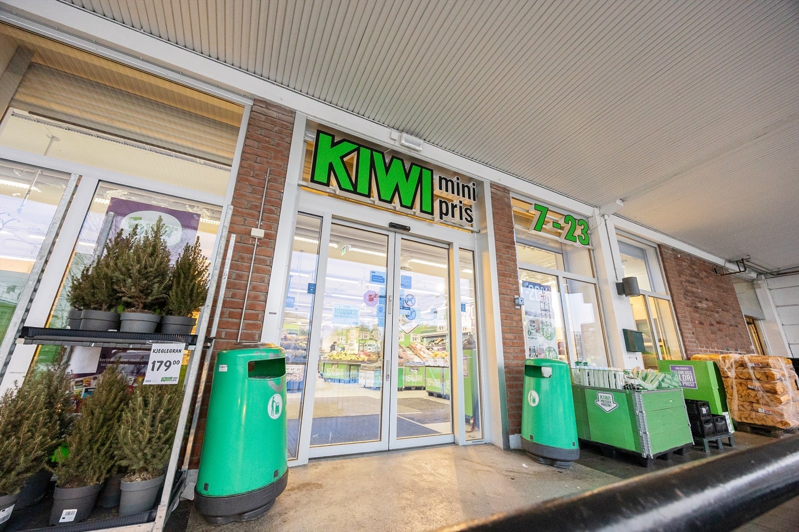 Dagligvarehandelen kan enkelt gjøres på Kiwi, som ligger i gangavstand. Galleribilde