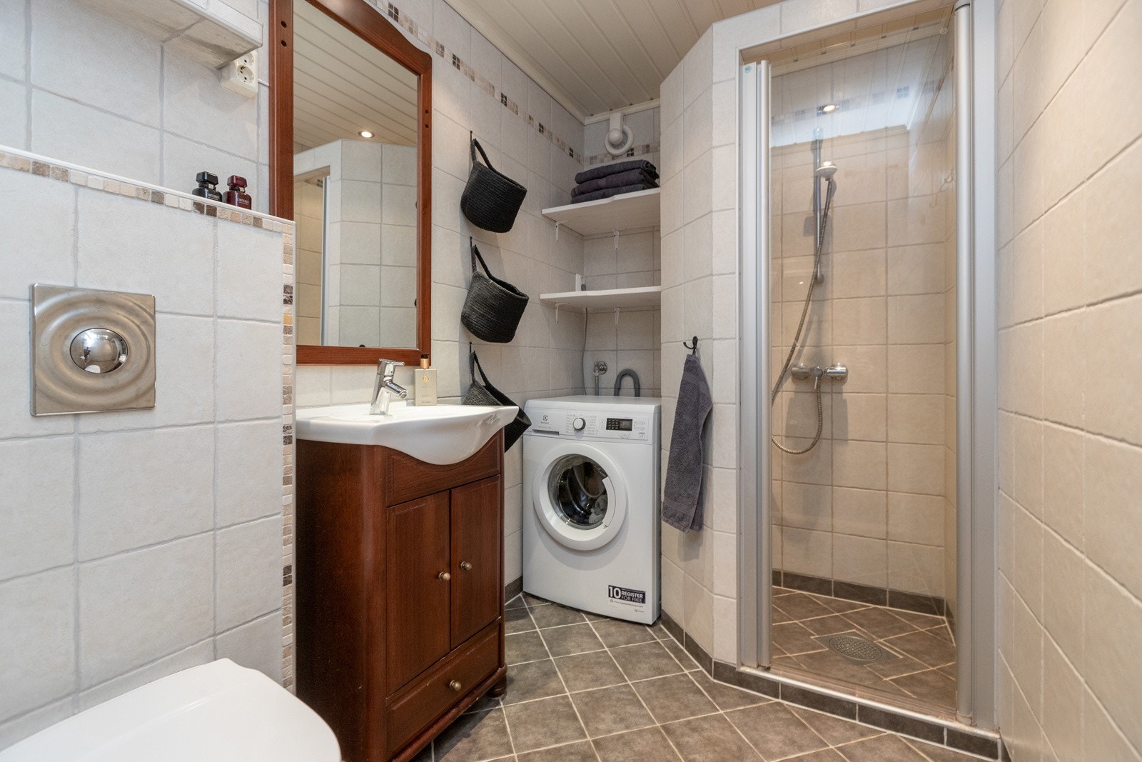 Det er 2 bad i boligen. Her er badet i 1. etasje Galleribilde