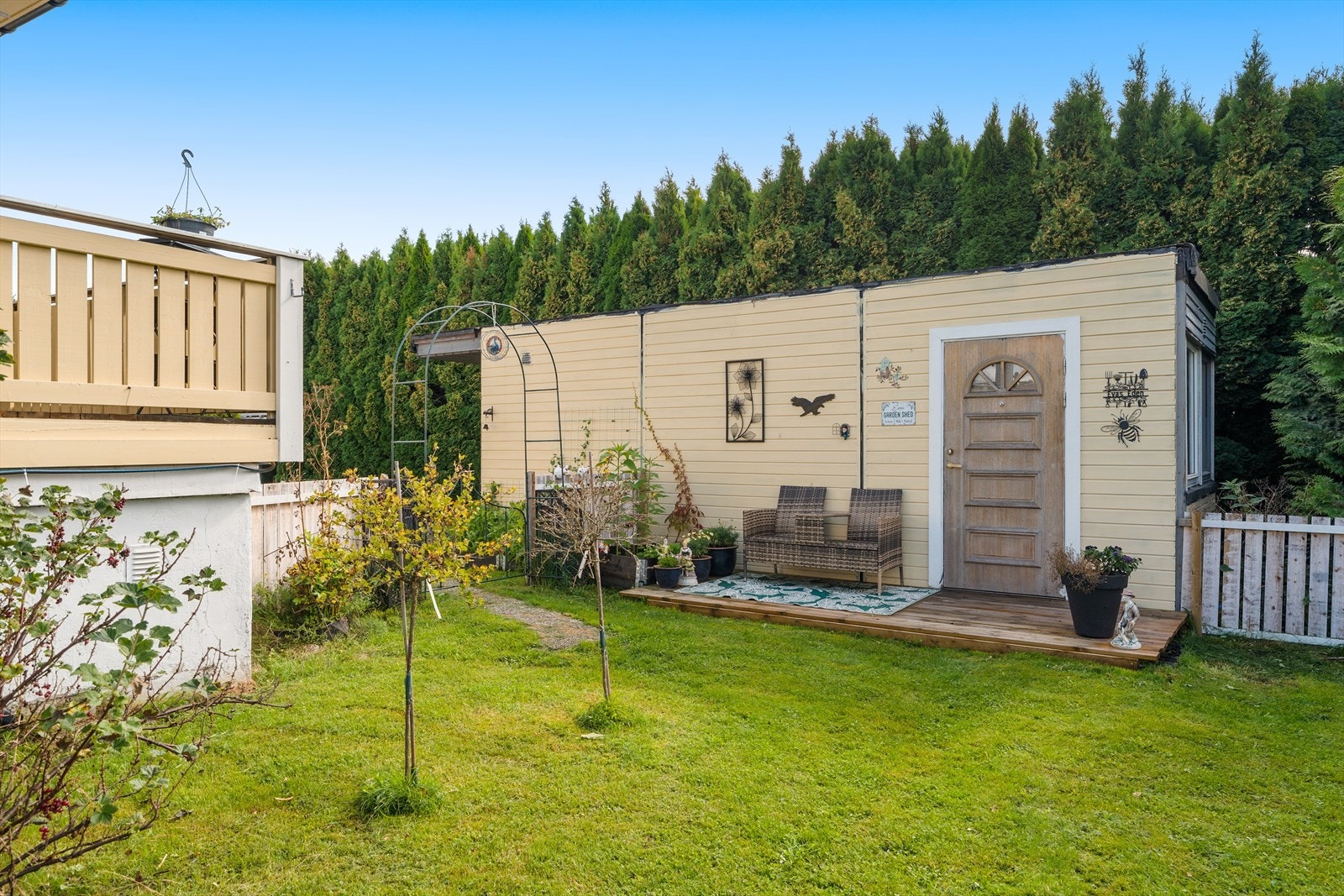 Det er satt opp en bod for lagring ute. Galleribilde