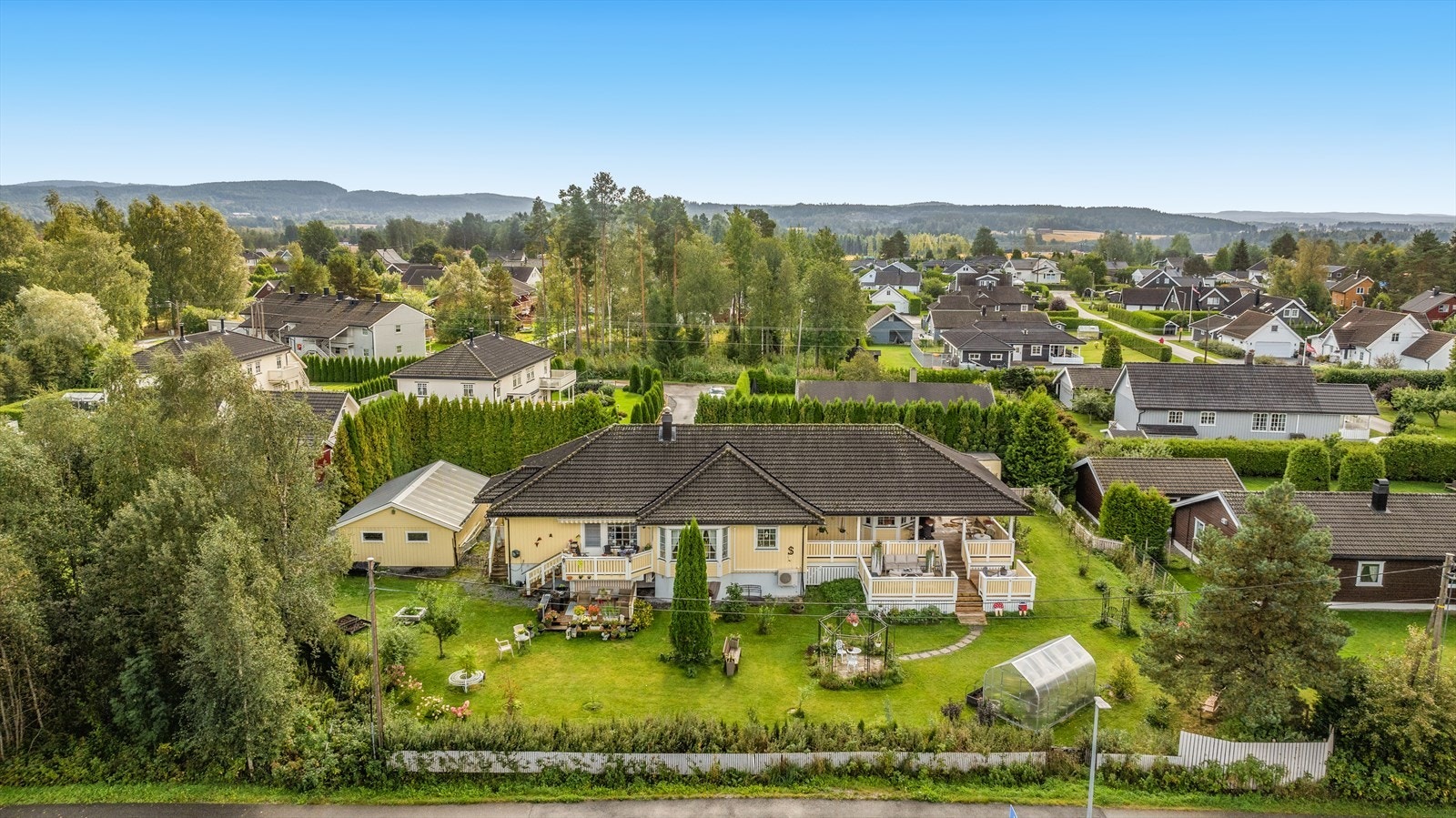 Boligen ligger på Oppakermoen i Nes kommune, kun ca. 45 min kjøring fra Oslo. Galleribilde