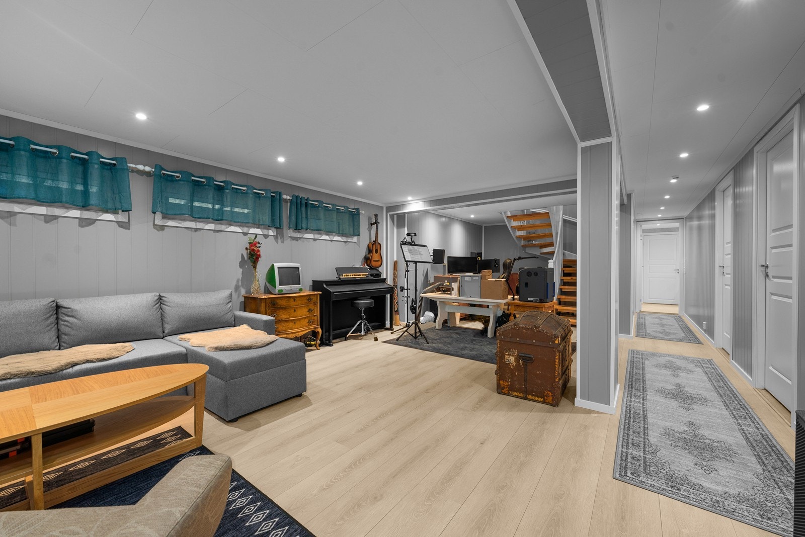 Kjelleretasje er innredet etter byggeår. Det er gitt tillatelse til tiltak, men det foreligger ikke ferdigattest og etasjen er således ikke godkjent for varig opphold. Galleribilde