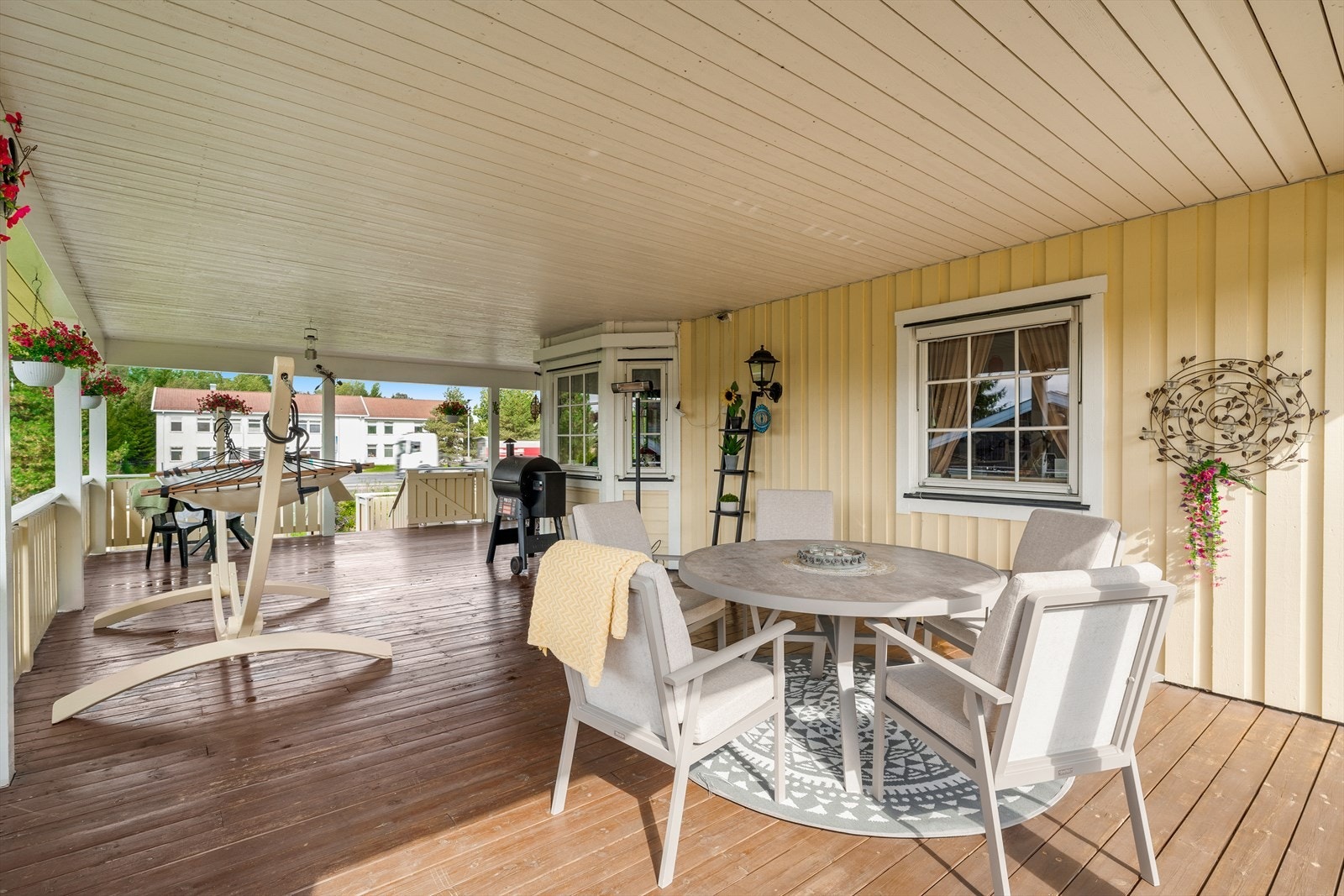 Boligen har flere fine uteplasser. Stor overbygget terrasse gjør at utelivet kan nytes i all slags vær. Galleribilde