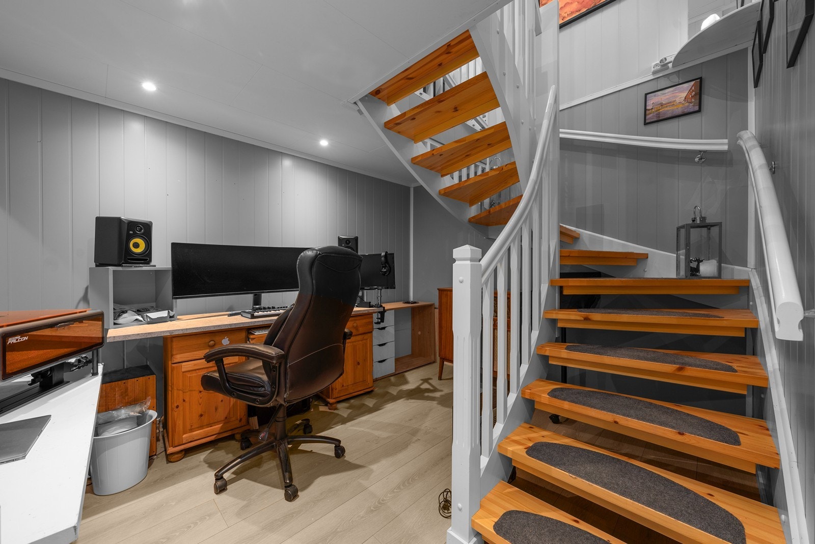 Kjelleretasje er innredet etter byggeår. Det er gitt tillatelse til tiltak, men det foreligger ikke ferdigattest og etasjen er således ikke godkjent for varig opphold. Galleribilde