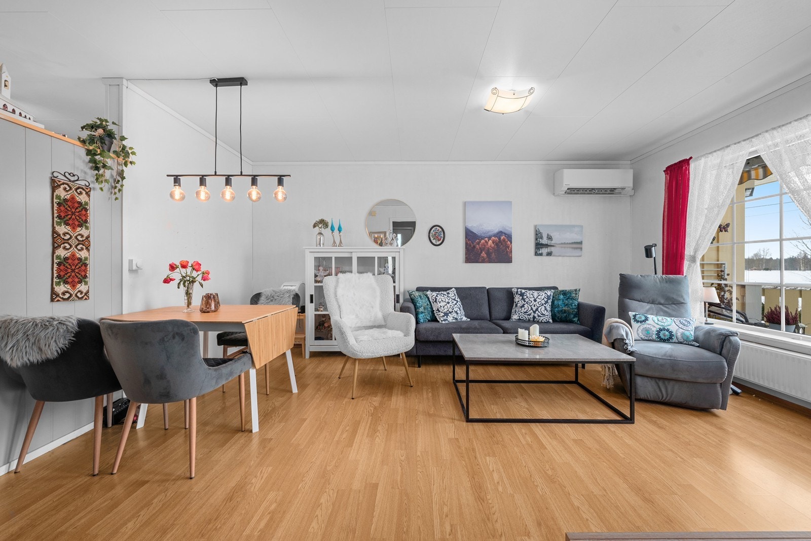 Her er det også god plass til spisebord og sofamøblement. Galleribilde