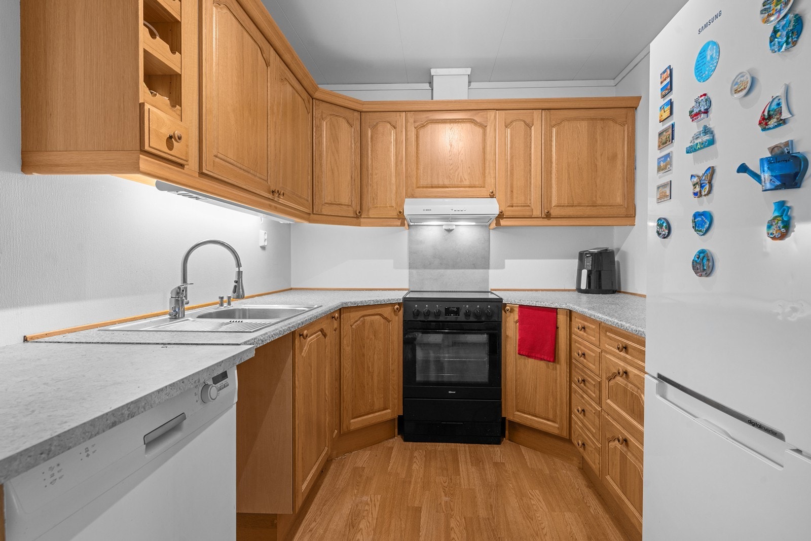 Kjøkken med plass for frittstående hvitevarer. Galleribilde