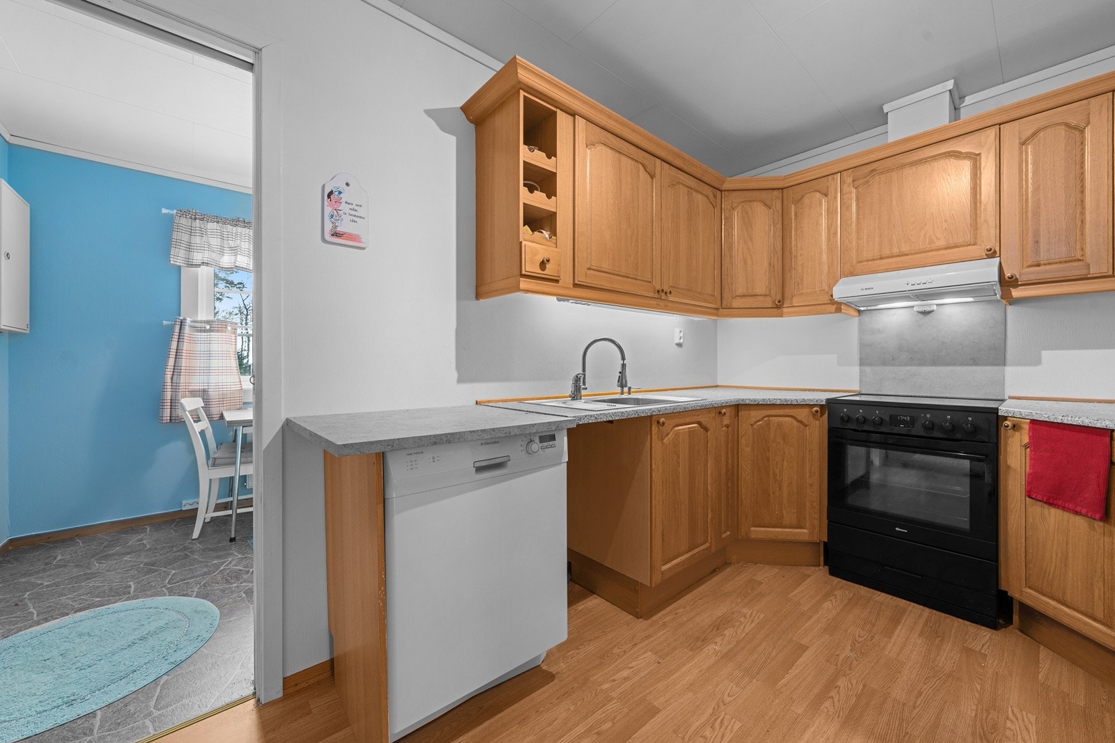 Innenfor kjøkken er det et bodrom som er brukt som spisekjøkken. Galleribilde