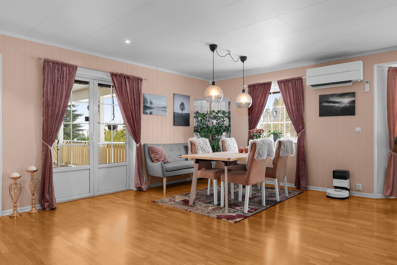 Det er både varmepumpe og peisovn i stue. Galleribilde