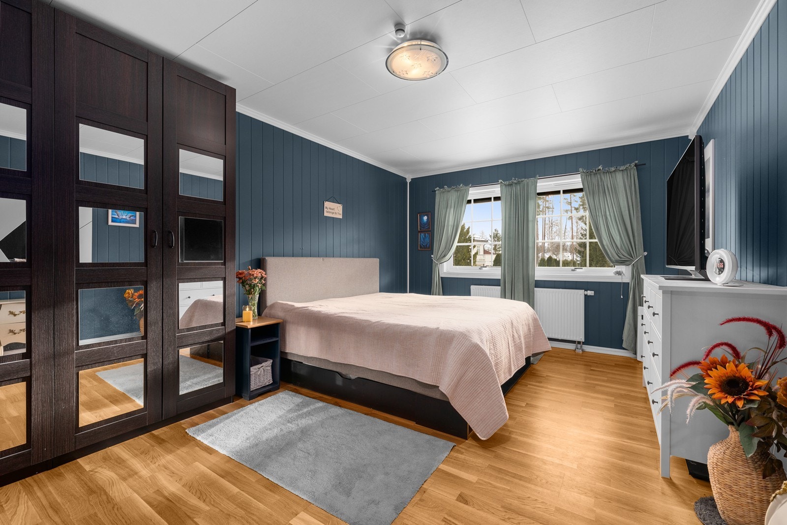 Stort hovedsoverom med god plass til klesoppbevaring, dobbelseng og annet møblement. Galleribilde