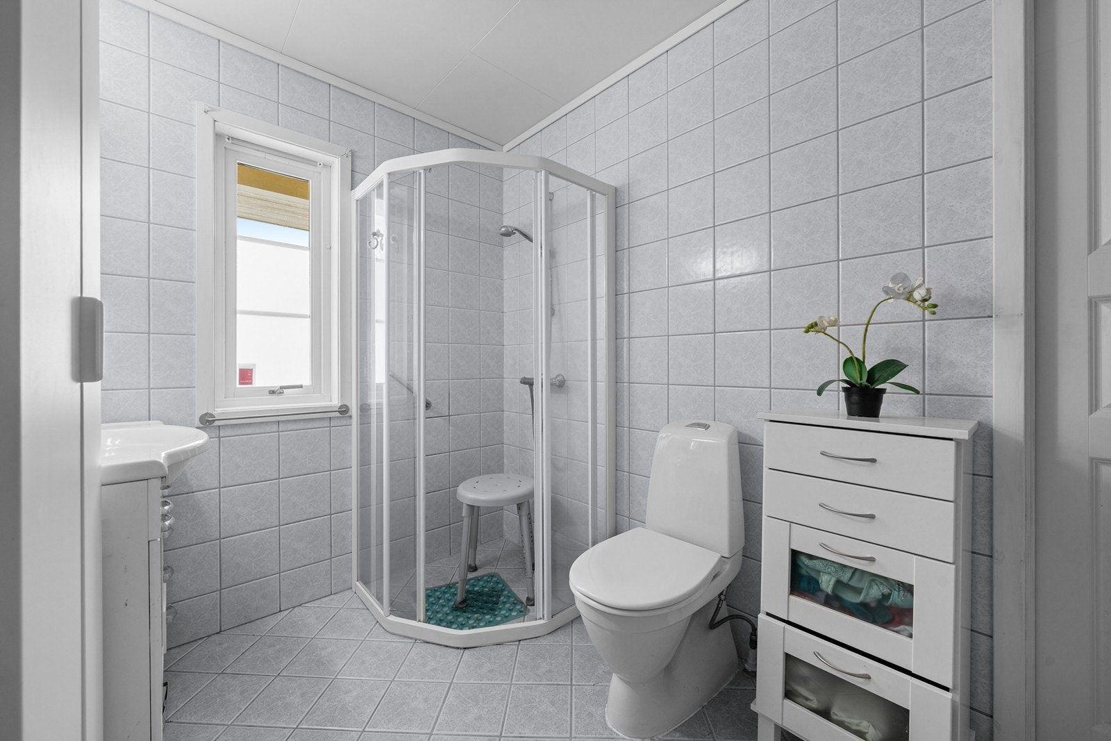 Bad i 3-roms del. Dusjløsning, servant, toalett og opplegg for vaskemaskin samt utslagsvask. Galleribilde