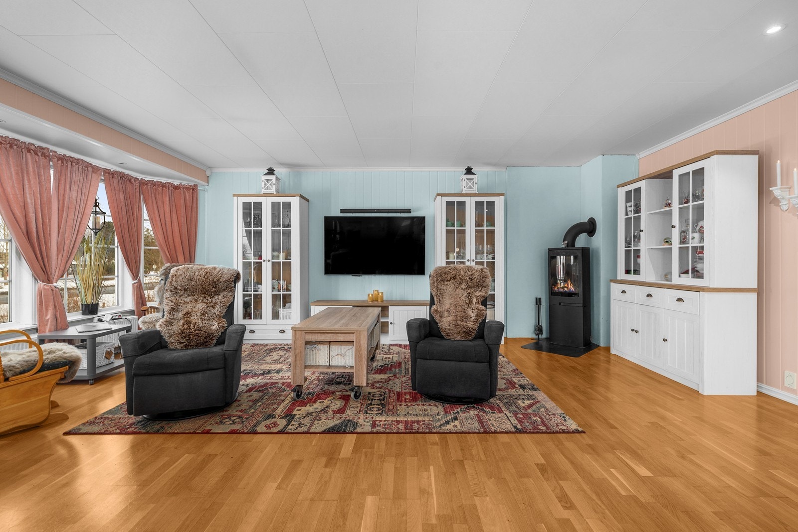 Store vindusflater gir rikelig med naturlig dagslys inn. Galleribilde