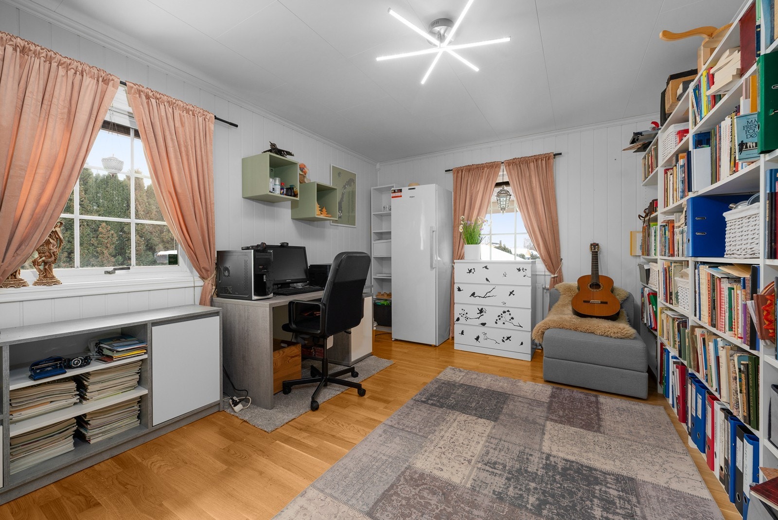 Alle soverommene er av god størrelse, og egner seg også fint som hobbyrom eller hjemmekontor. Galleribilde
