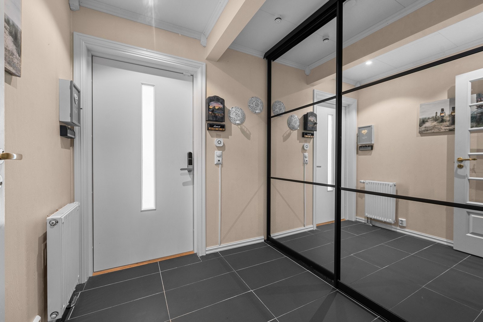 Velkommen inn! Flislagt entré med skyvedørsgarderobe med speilfronter. Galleribilde