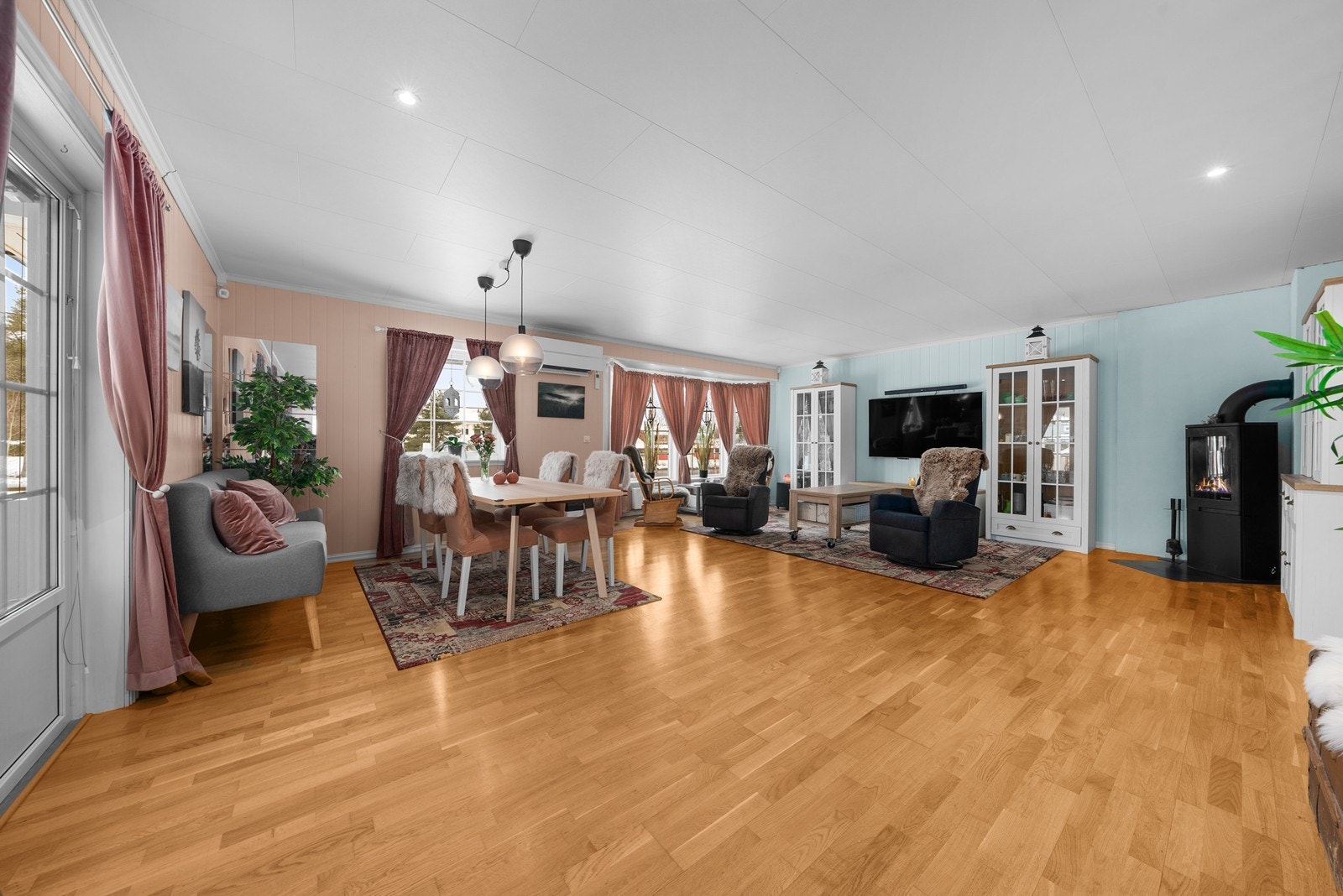 Stor stue i hoveddel som enkelt lar seg møblere med både spisestue og sofamøblement. Galleribilde