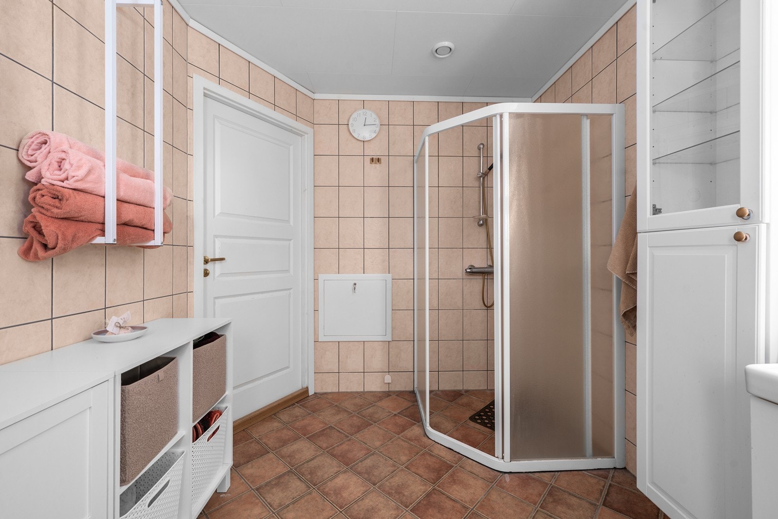 Pent, flislagt baderom. Galleribilde