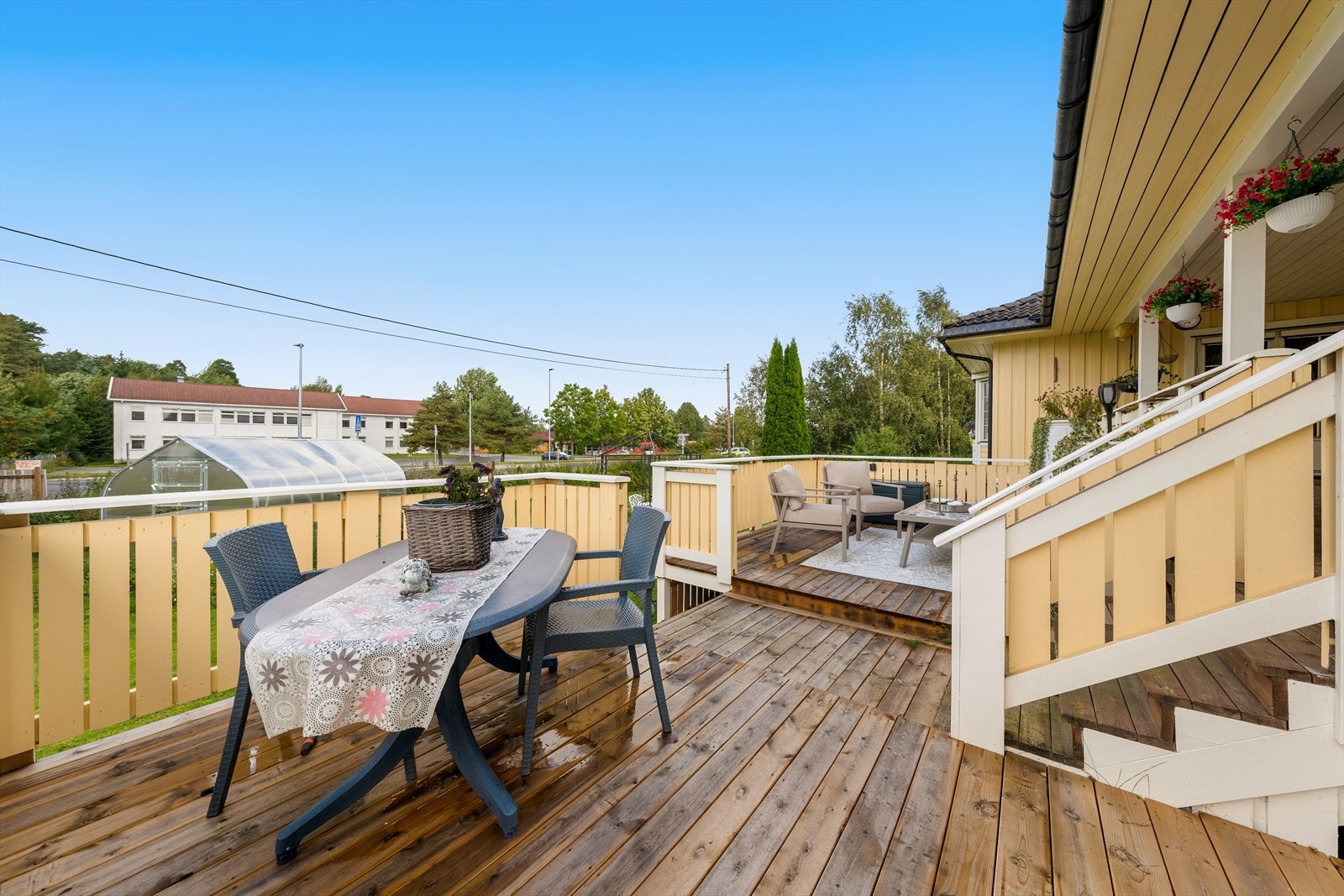 Fine solforhold på terrasser og i hage. Galleribilde